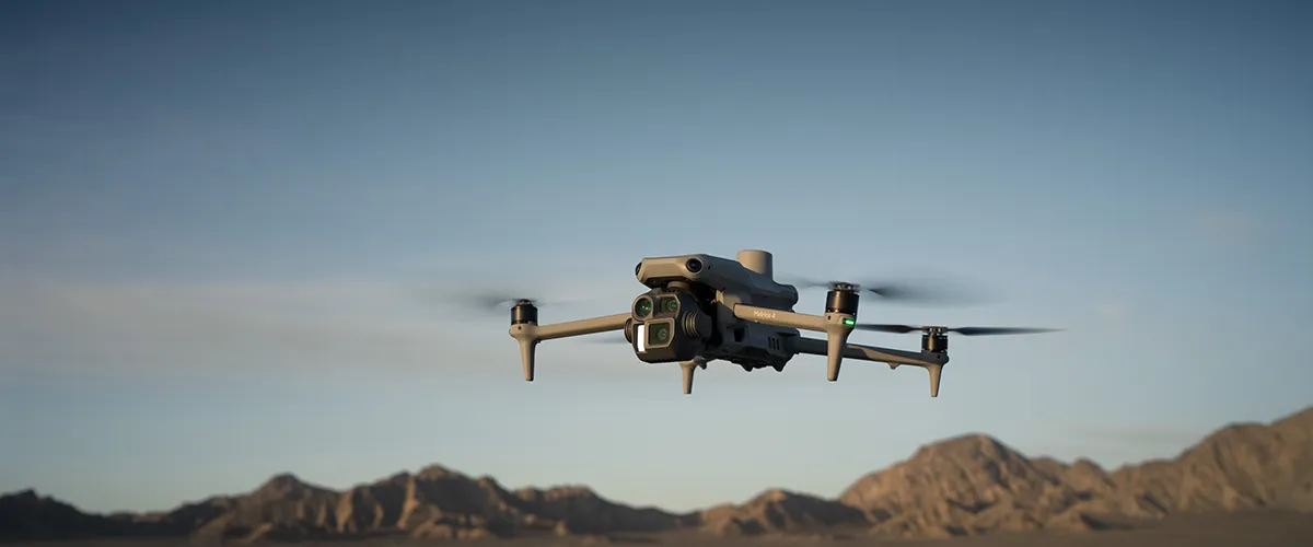 DJI Matrice 4e DJI Matrice 4eSensori intelligenti multipli per immagini notturne e diurne dettagliate e mappatura di precisione La serie DJI Matrice 4 è dotata di teleobiettivo medio e grande. Con il teleobiettivo ottico medio 3x da 70 mm è possibile individuare viti e crepe nelle ispezioni a medio raggio di linee elettriche e ponti da una distanza di 10 metri. Per le ispezioni a più lungo raggio, la fotocamera con teleobiettivo da 168 mm è in grado di acquisire dettagli incredibili fino a 250 metri di distanza. Inoltre, il telemetro laser può misurare distanze da 1800 metri di lontananza. Il modello DJI Matrice 4T può servire vari settori, dalla risposta alle emergenze, alla pubblica sicurezza e alla gestione dell’energia. La termocamera a infrarossi supporta la modalità ad alta risoluzione fino a 1280×1024 pixel, mentre la luce ausiliaria NIR può illuminare distanze fino a 100 metri. Altre lenti degne di nota includono un obiettivo grandangolare da 24 mm e un filtro IR-Cut per immagini nitide sia di giorno che di notte. DJI fornisce ora anche gli strumenti necessari per l’addestramento dei modelli e il processo di certificazione degli sviluppatori di terze parti per accedere alla capacità di calcolo integrata, contribuendo all’espansione dei nuovi campi delle applicazioni IA per droni. Il modello DJI Matrice 4E è progettato per il rilevamento, la mappatura e le ispezioni. L’obiettivo grandangolare da 24 mm con otturatore meccanico consente l’ispezione aerea ad alta velocità da più angolazioni. Supporta gli scatti rapidi con intervallo di 0,5 s nelle modalità ortofoto e fotografia obliqua con velocità di volo di mappatura fino a 21 m/s. Inoltre permette la Smart 3D Capture, che consente agli utenti di creare modelli grezzi e generare percorsi di mappatura precisi per la misurazione di edifici irregolari. Supporto aereo intelligente per le missioni di ricerca e salvataggio Grazie al modello IA integrato la serie Matrice 4 funziona come un altro paio d’occhi nel corso delle missioni di ricerca e salvataggio. Veicoli e imbarcazioni possono essere rilevati rapidamente a distanza, anche su terreni difficili. Altre funzioni di spicco Immagini eccellenti in ambienti complessi: gli ampi aggiornamenti apportati alla modalità notturna, tra cui aperture più grandi e funzionalità intelligenti in condizioni di scarsa illuminazione, si traducono in prestazioni superiori in presenza di scarsa illuminazione. Nuovi accessori per efficienza e adattabilità: il riflettore DJI AL1 è in grado di illuminare a 100 metri di distanza. L’altoparlante DJI AS1 può trasmettere fino a 300 metri e raggiungere i 114 decibel a 1 metro. Allo stesso tempo, la stazione multifunzione D-RTK 3 può estendere la portata di trasmissione delle immagini nelle aree prive di rete. Controlli della privacy leader del settore: DJI offre ai clienti il controllo dei propri dati. Gli utenti possono scegliere liberamente se dare o meno il consenso esplicito per condividere foto o video con DJI. Per rispondere alle crescenti esigenze di sicurezza dei dati, la Modalità Locale dei Dati può disattivare la connessione Internet dell’app. DJI Care Enterprise Plus e il servizio ufficiale di estensione della garanzia offrono un piano di protezione completo per la serie DJI Matrice 4, coprendo svariati danni accidentali.